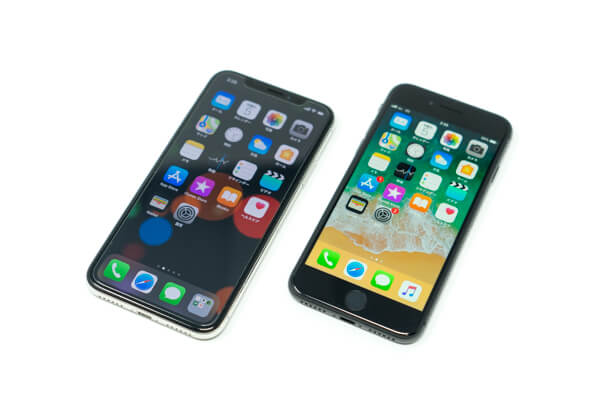 左がiPhone X、右がiPhone 8。並べてみると、意外とサイズ差はない