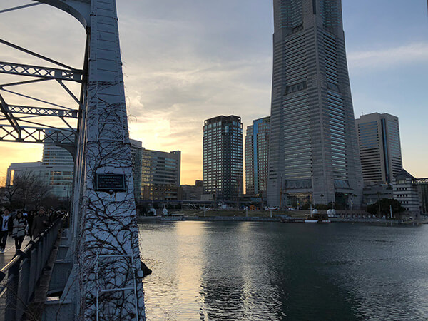 逆光、HDRが効いていて空のグラデーションが自然に撮れています