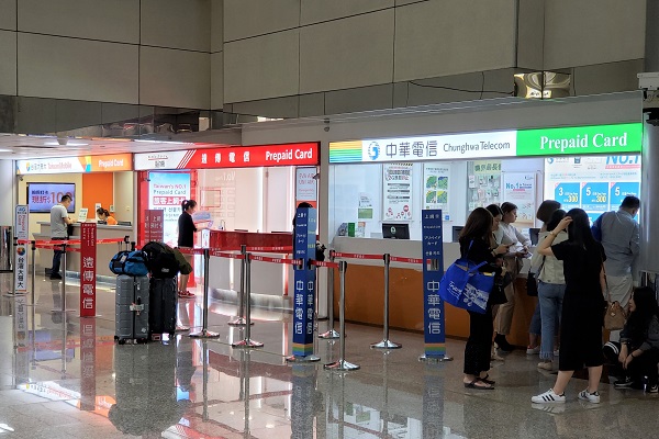 海外の空港などで見かけるプリペイドSIMの契約窓口