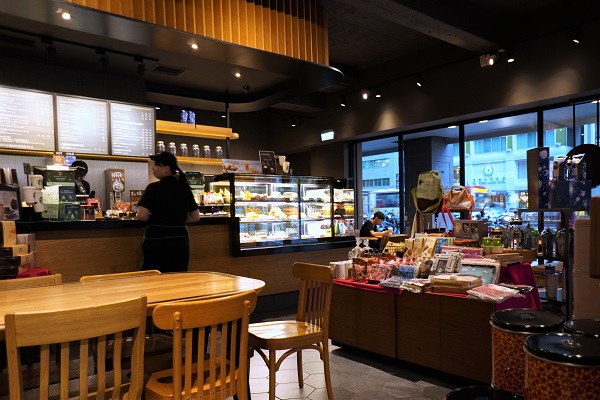 台北市内のカフェ店内にて。上り下りともストレスない速度