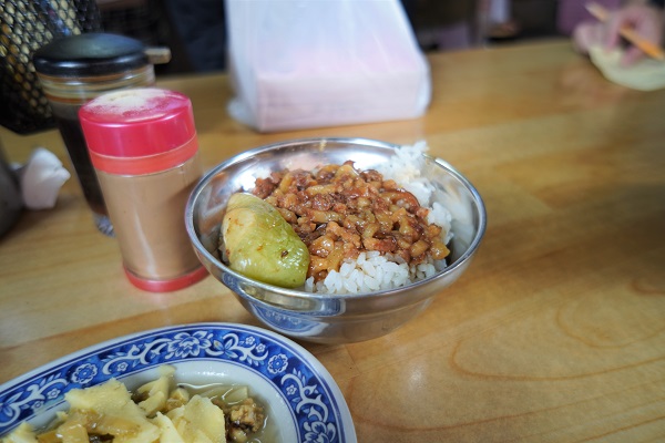 昼食に立ち寄った台北の飲食店内にて。引き続き快適に使えた