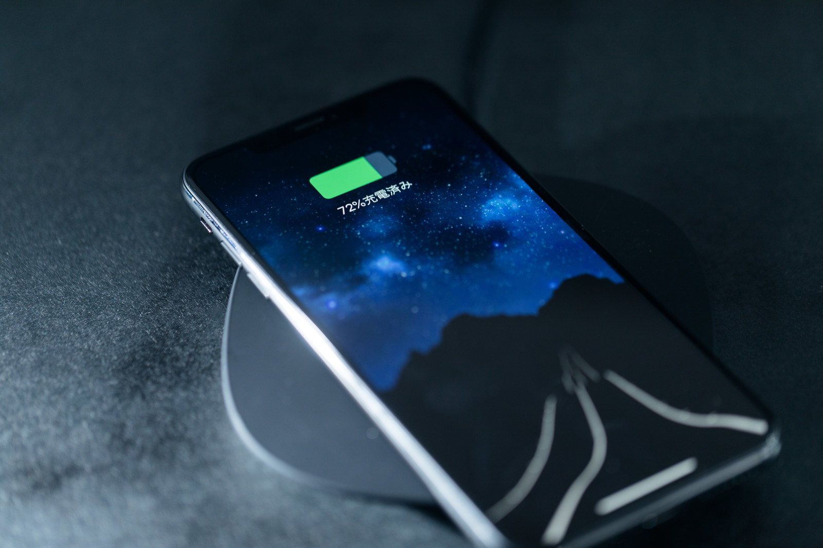 ワイヤレスで充電しているiPhone