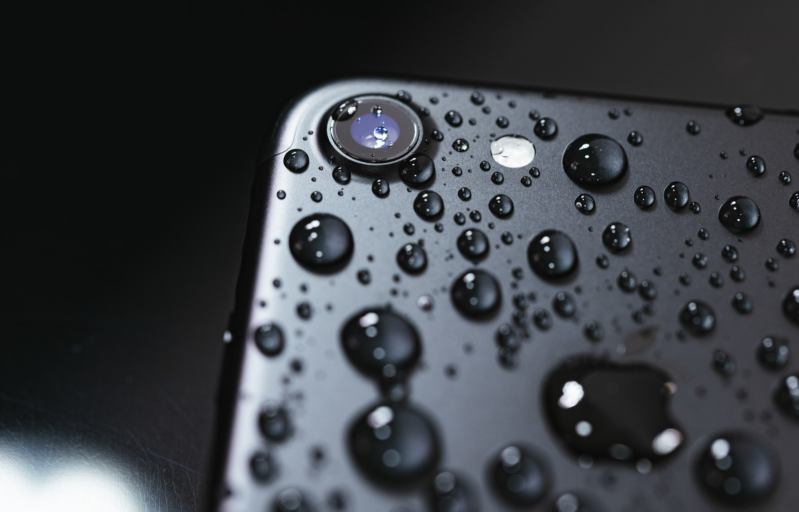 水滴がついたiPhone