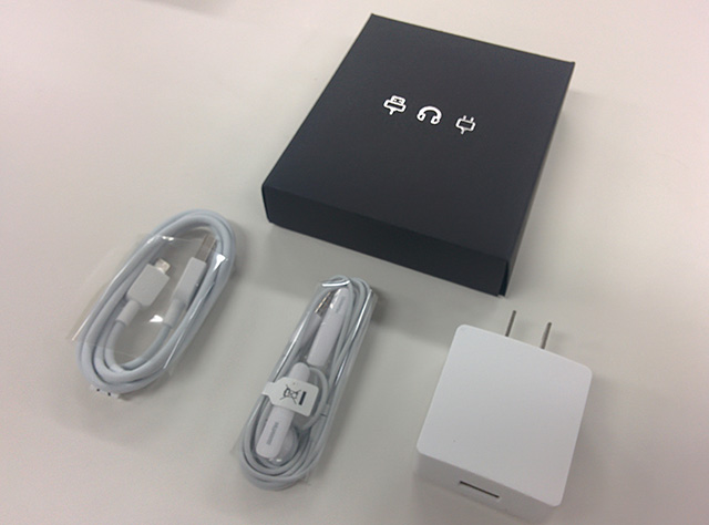 右の箱にはイヤホン、USBケーブル、電源アダプタ