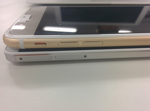 iPhoneとの比較 若干iPhoneよりも角がある