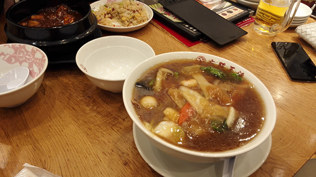 筆者の晩ごはんを撮影