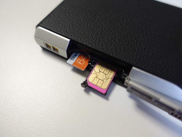 microSDカードとSIMカードの差込口