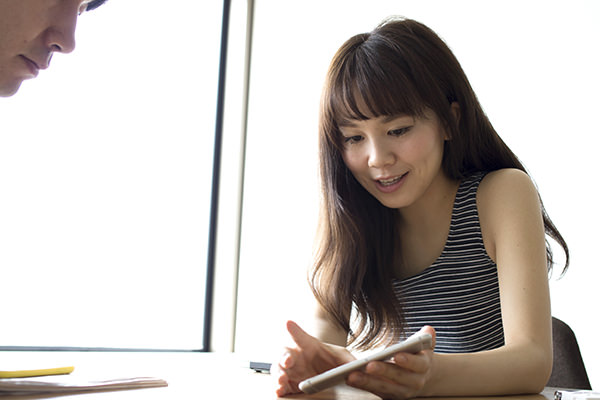 投稿について説明してくれる谷さん