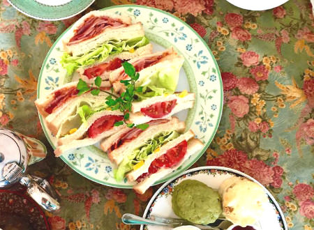 華やかな料理は真上から撮影
