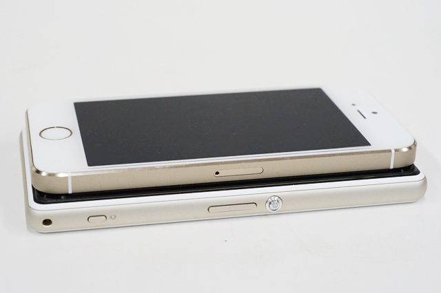 Xperia J1 CompactとiPhone5Sを重ねて比較