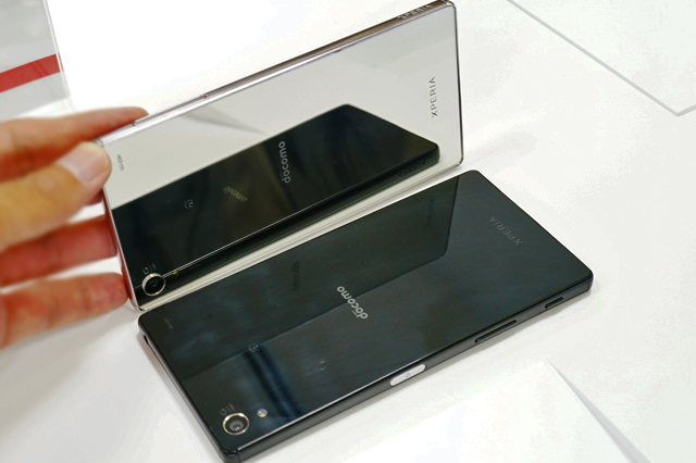 Xperia Z5 Premiumは、ブラックとクロームの2色展開