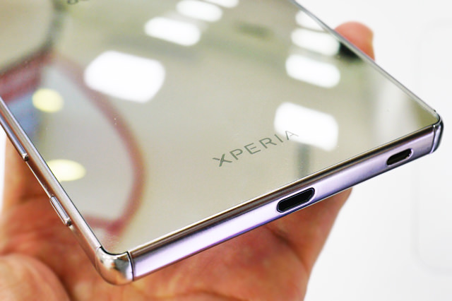 鏡のように反射するXperia Z5 Premiumの本体