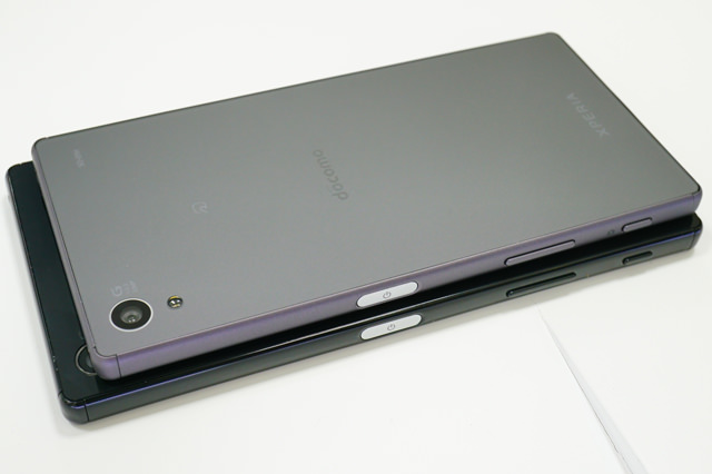 Xperia Z5 PremiumとXperia Z5との大きさ比較