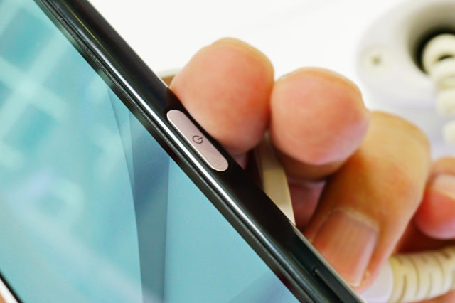 指紋センサーを搭載した電源ボタン