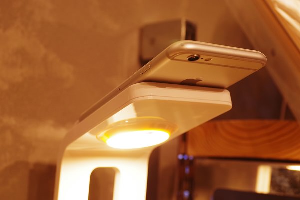 スマホをセットします