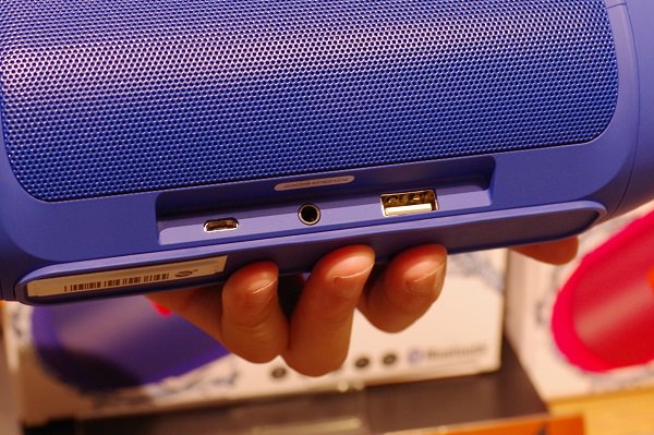 USBケーブルを挿せば、モバイルバッテリーで充電もできます。