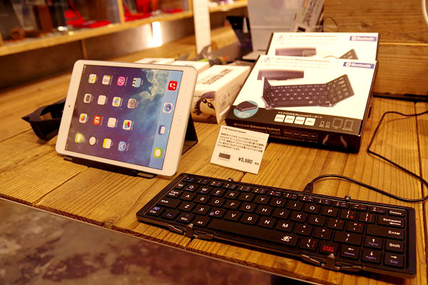 付属のカバーを使って、タブレットやスマホを立て掛けることもできます。