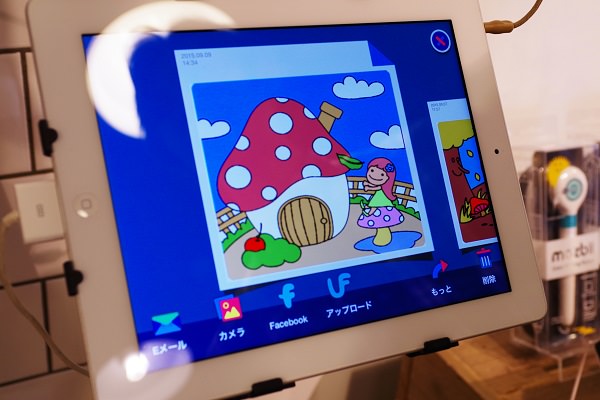 専用アプリを利用すれば、取得した色で絵を描いて遊べます。もちろんシェアも簡単