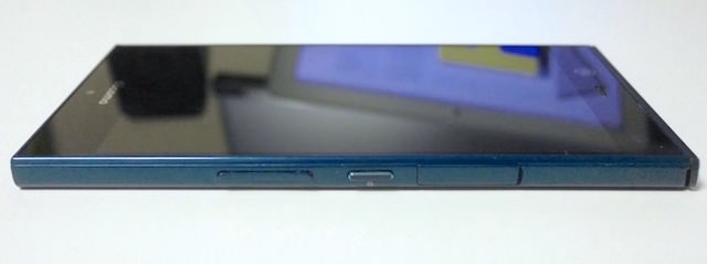 右側にはSIMカードスロット、電源キー、音量キー