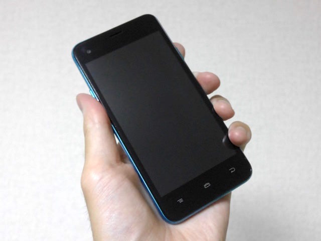 UPQ Phone A01を手に持ってみたところ