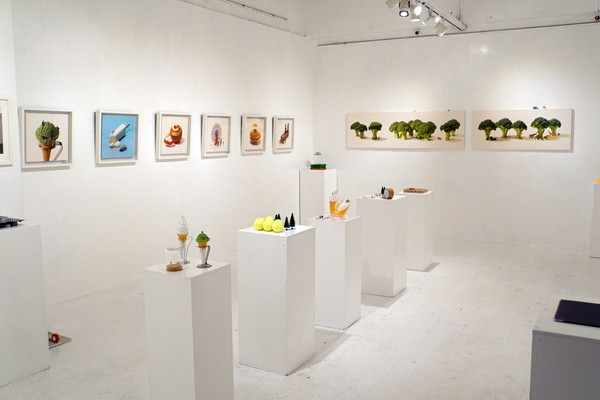 個展では写真以外にも撮影で使っているモチーフを展示! お客さんが撮影できる