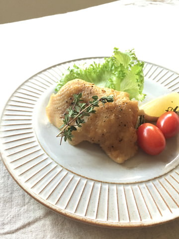 (左)ズームなし、お皿が歪んでいる