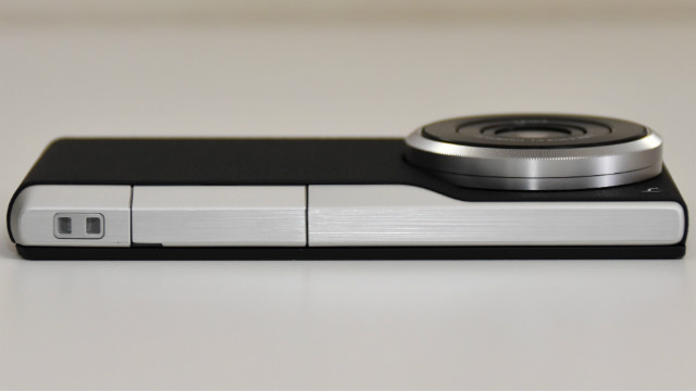 LUMIX DMC-CM10の下面