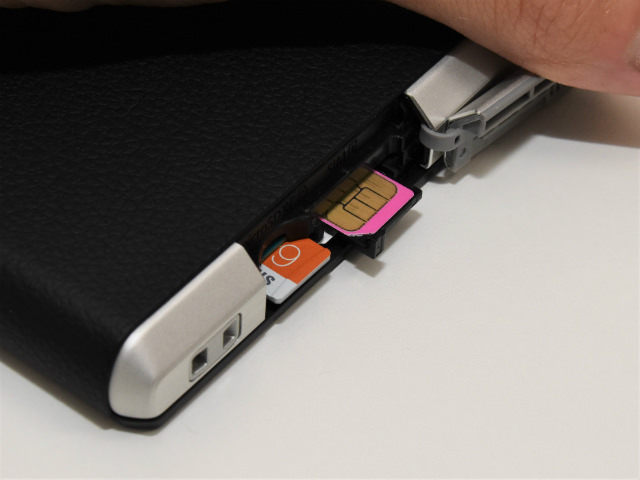 SIMカードの種類はmicro SIM。またSDカードは最大128GBまで対応
