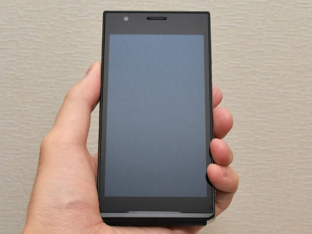 スマホのように縦持ちもしやすいよう、重心や形状にも工夫が感じられる