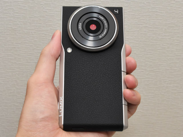 スマホのように縦持ちもしやすいよう、重心や形状にも工夫が感じられる