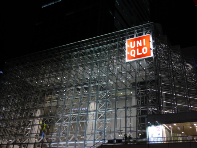 夜の屋外など暗い場所でも細部まできれいに撮れる