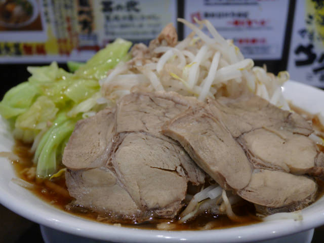 暗めの室内で撮影したラーメン。細部までしっかりと記録できる