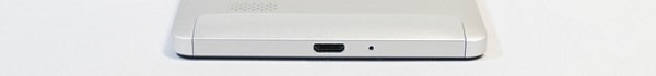 本体下部は充電・通信用のmicroUSB B端子