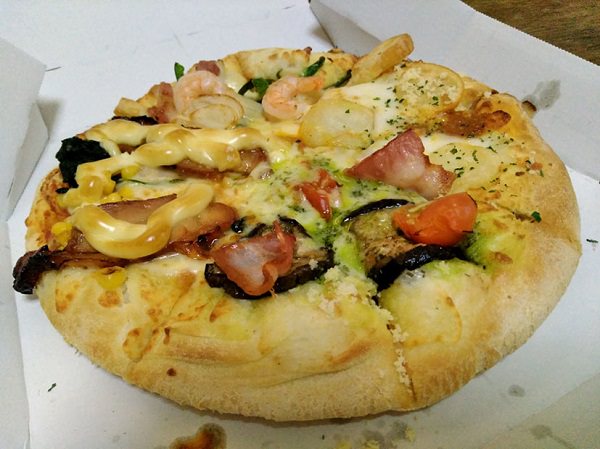 この撮影のためだけにピザを頼みました。おいしそうです