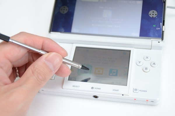 ニンテンドー3DSなどは、押す力で反応する抵抗膜方式です