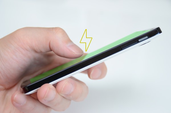 スマホでは画面に微弱な静電気が流れています