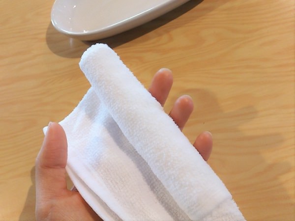 おしぼりをギュッと触るだけでOK