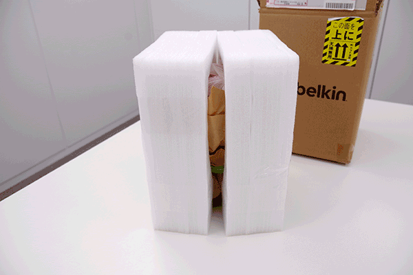 Belkinから花束 発泡スチロールに包まれている