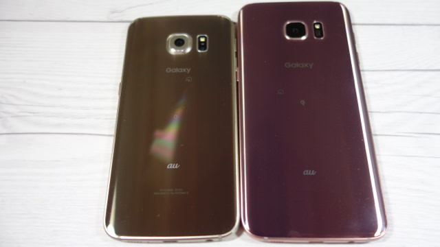 左:S6 edge、右:S7 edge 背面側を比較