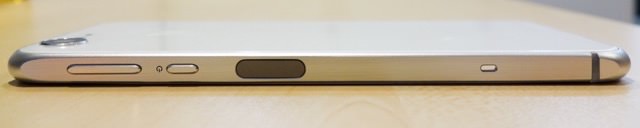 AQUOS Xx3 外観:サイドにはボリュムキーと電源ボタン、そして指紋センサーとグリップセンサー
