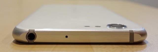 AQUOS Xx3 外観:上部にはイヤホンジャック