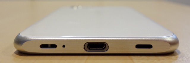 AQUOS Xx3 外観:下部はmicroUSBコネクタとスピーカー、マイク、ストラップホールがあります