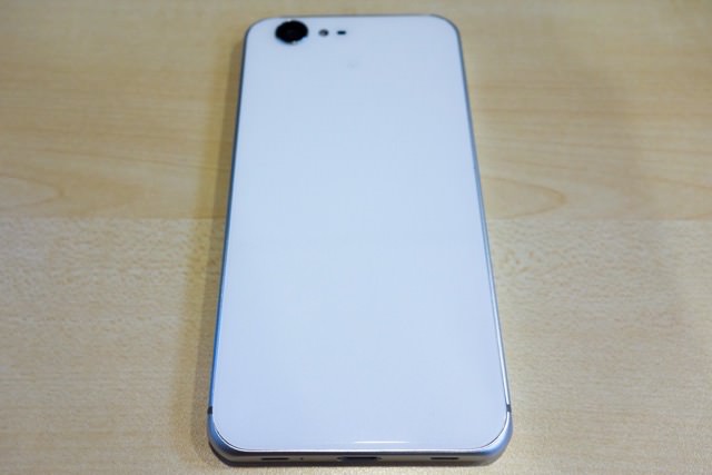AQUOS Xx3 外観:バックパネルはハードコートのガラスを使用