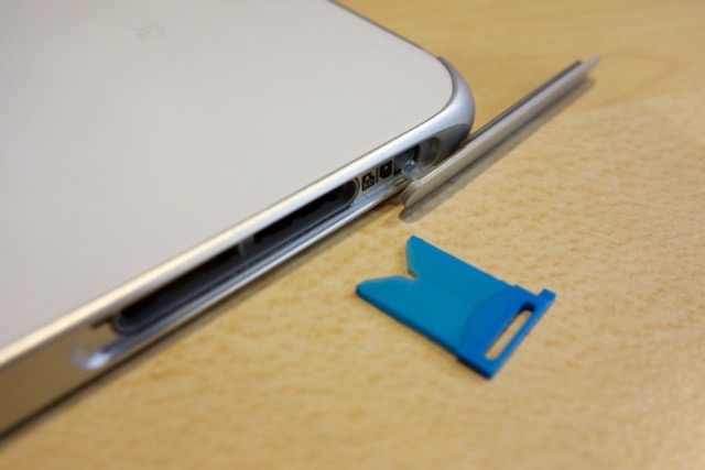 AQUOS Xx3 外観:SIMトレイ部のカバーを外しましてみました。SIMのサイズはnanoSIMとなっています