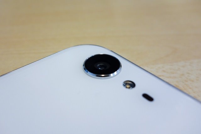 AQUOS Xx3 外観:2,260万画素のカメラは、出っ張っています