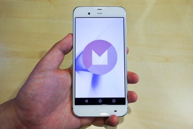 AQUOS Xx3 外観:手に持ってみたところ