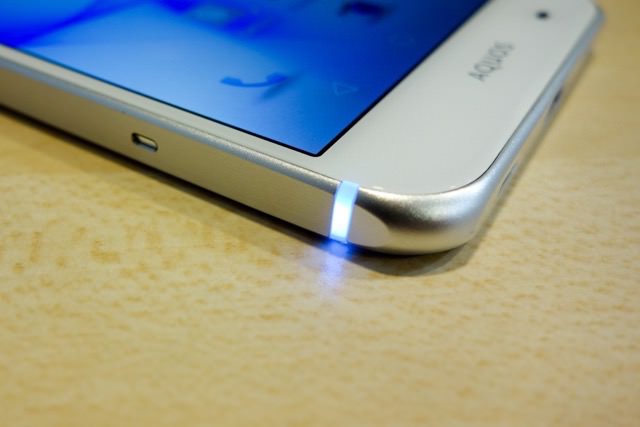 AQUOS Xx3 外観:本体下部のLED
