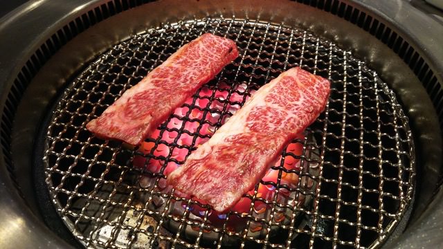 AQUOS Xx3 カメラ作例:焼かれている肉達もオートで撮影