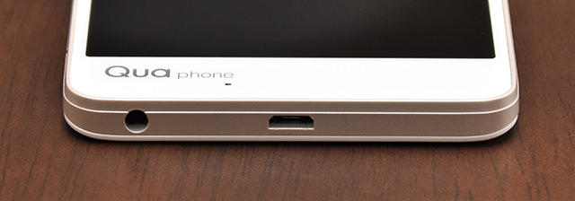 側面(下):外部入出力端子(Micro USB)とイヤホンジャックが並ぶ