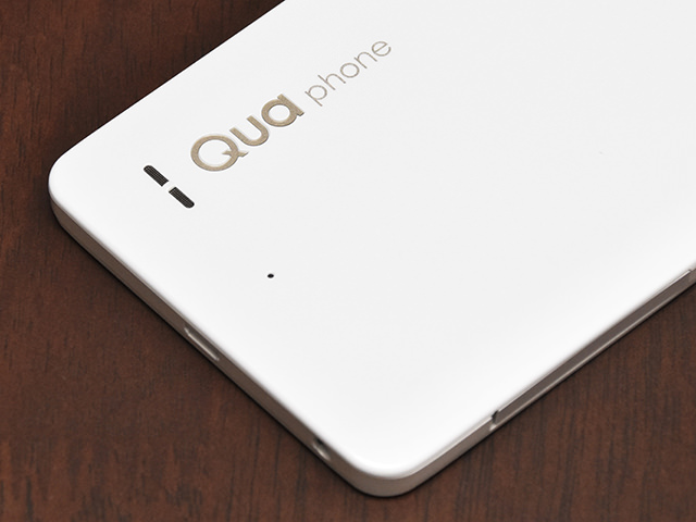 前面同様、こちらにもQua phoneの文字ロゴ